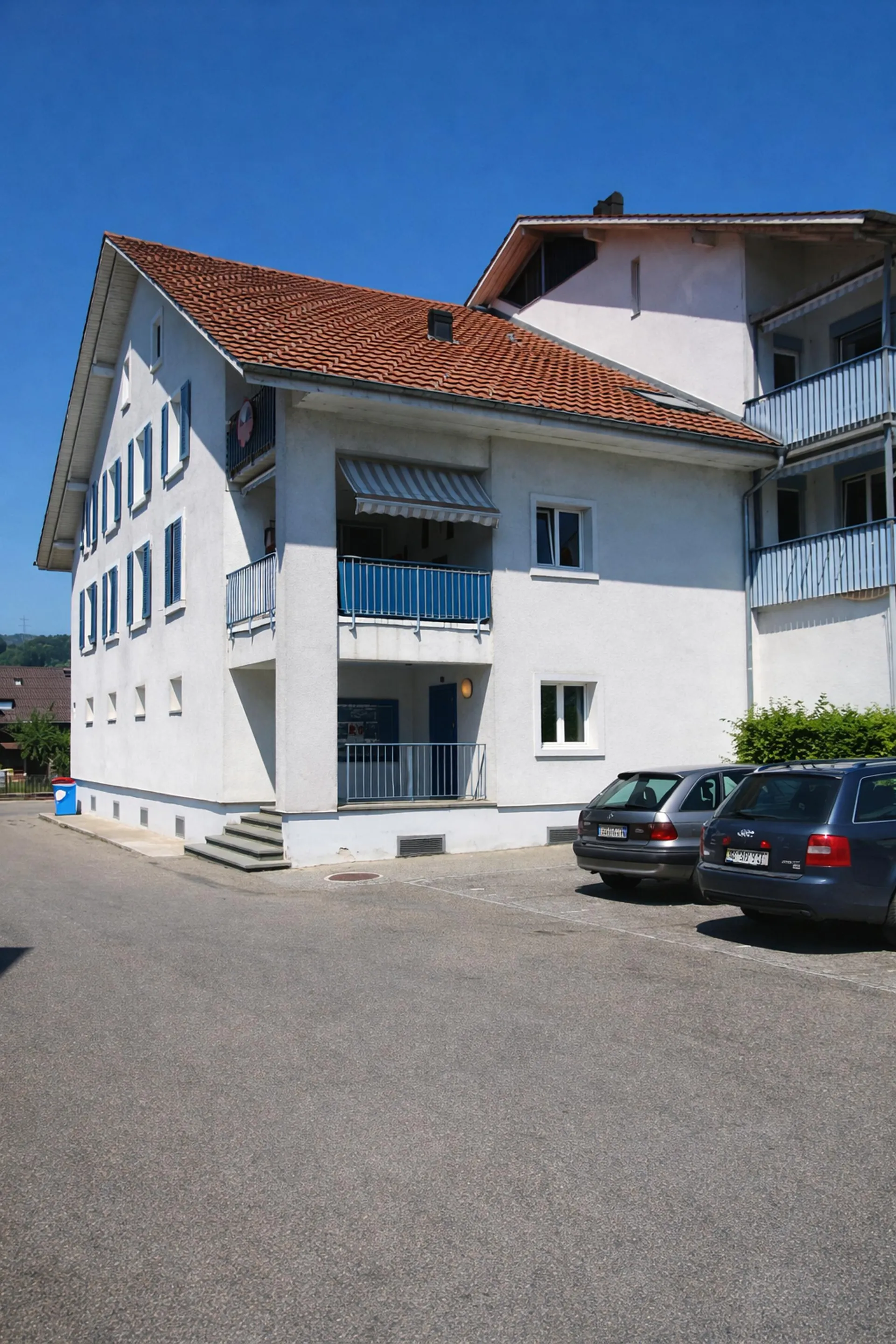 Appartement lumineux et magnifique rénové à neuf de 4,5 pièces dans un emplacement central.