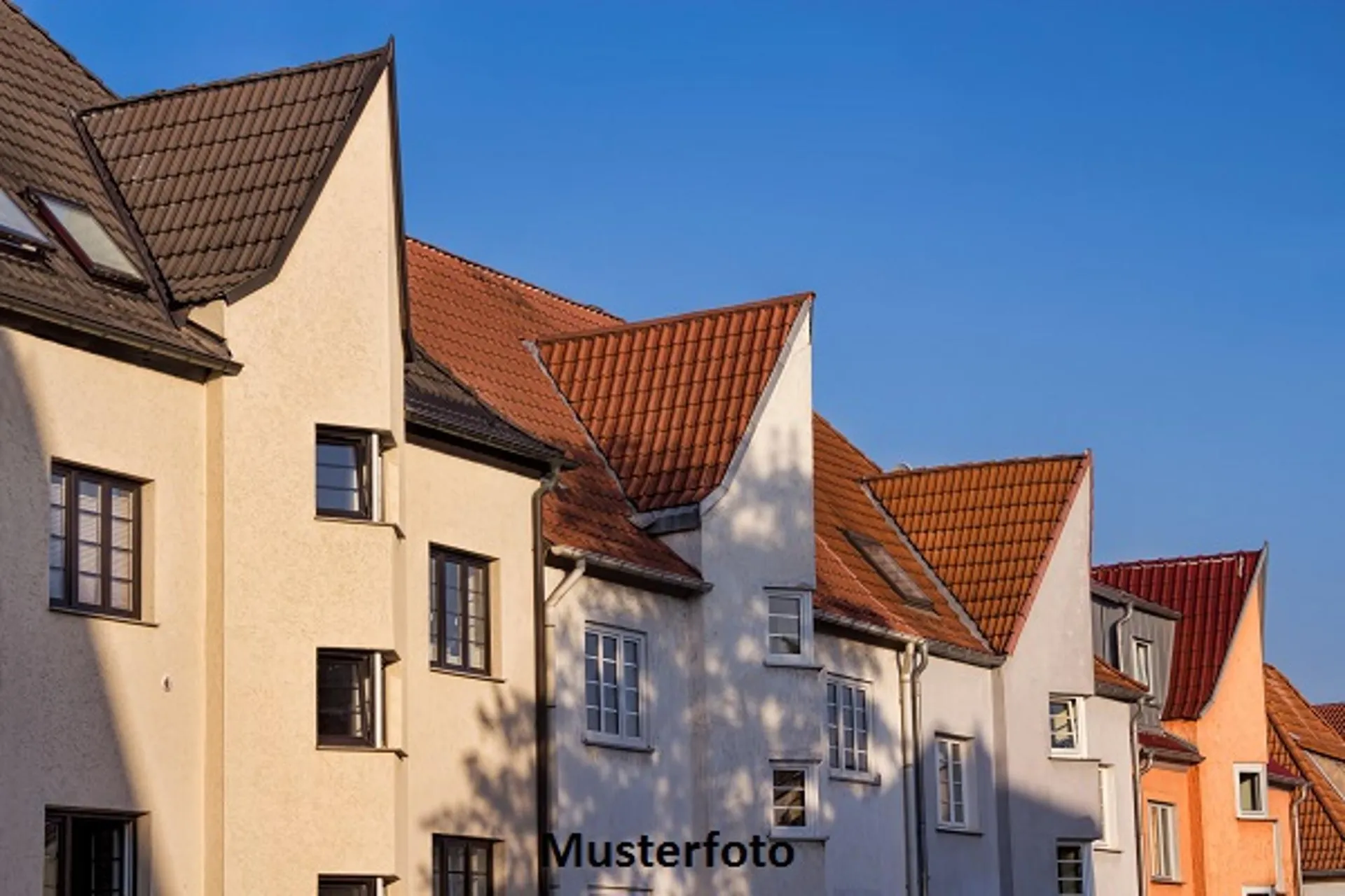 *Dreifamilienhaus*