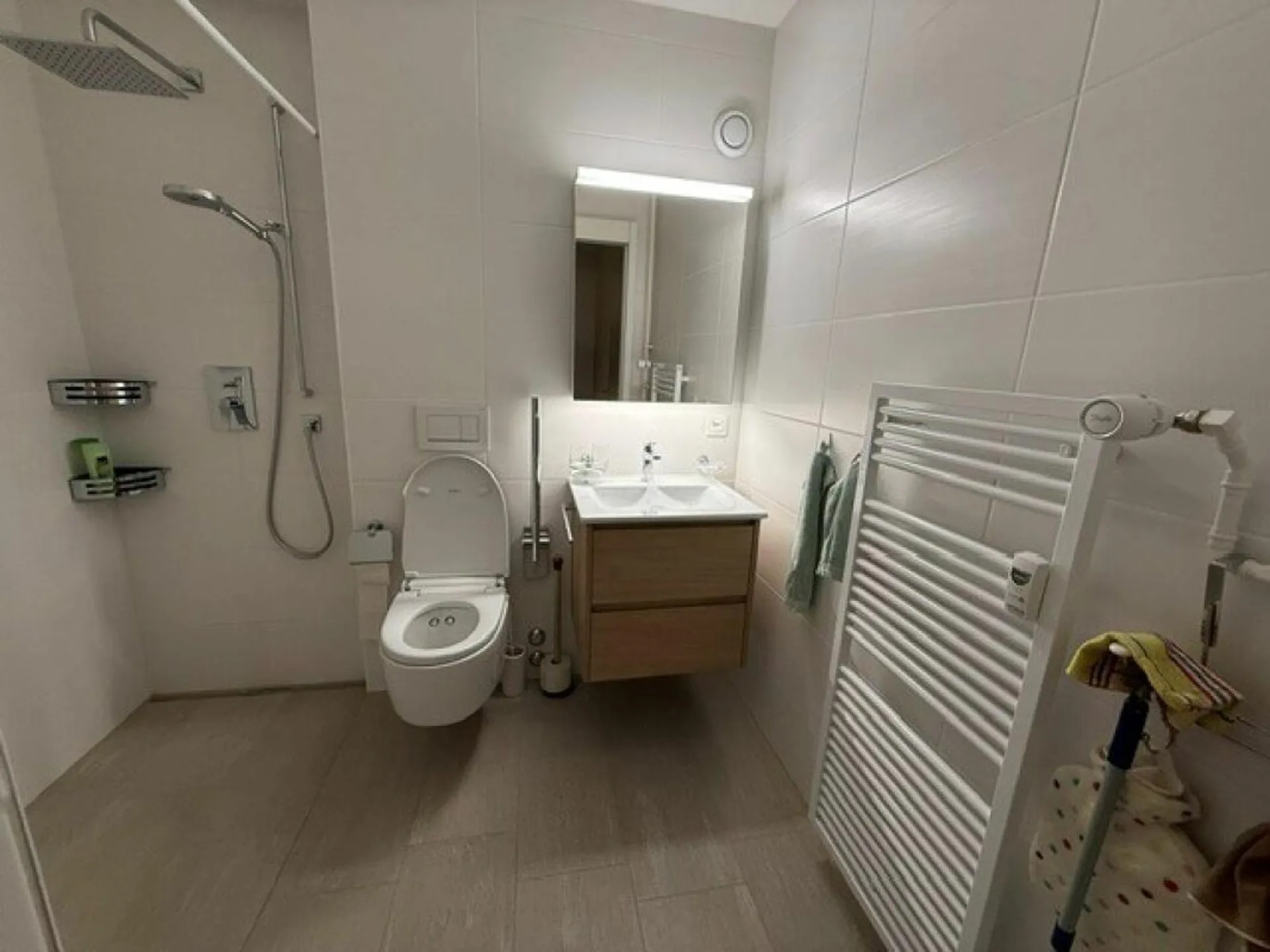 teilsanierte 3.5-Zimmer-Wohnung mit Einstellplatz an ruhiger Lage