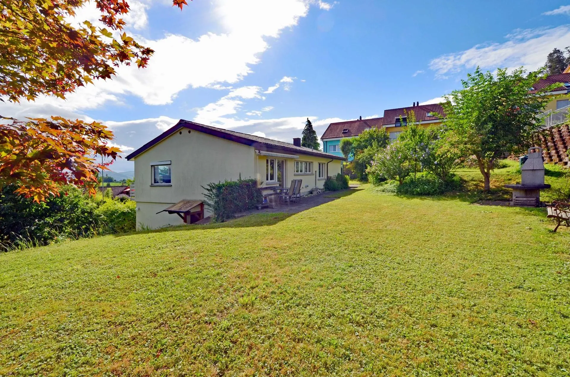 Einfamilienhaus mit Einliegerwohnung und viel Umschwung