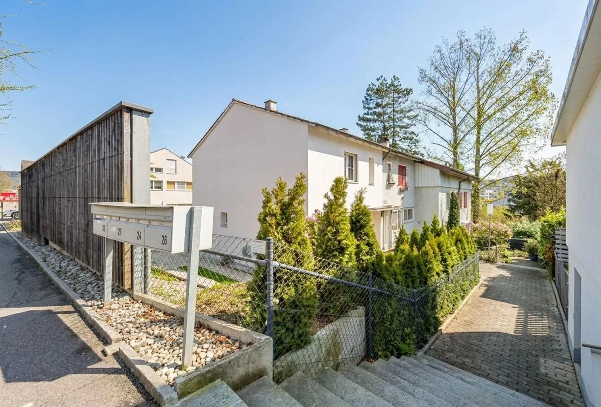 Helles 4.5-Zi.-Reiheneckhaus mit Garten & Pool in Oberwil BL