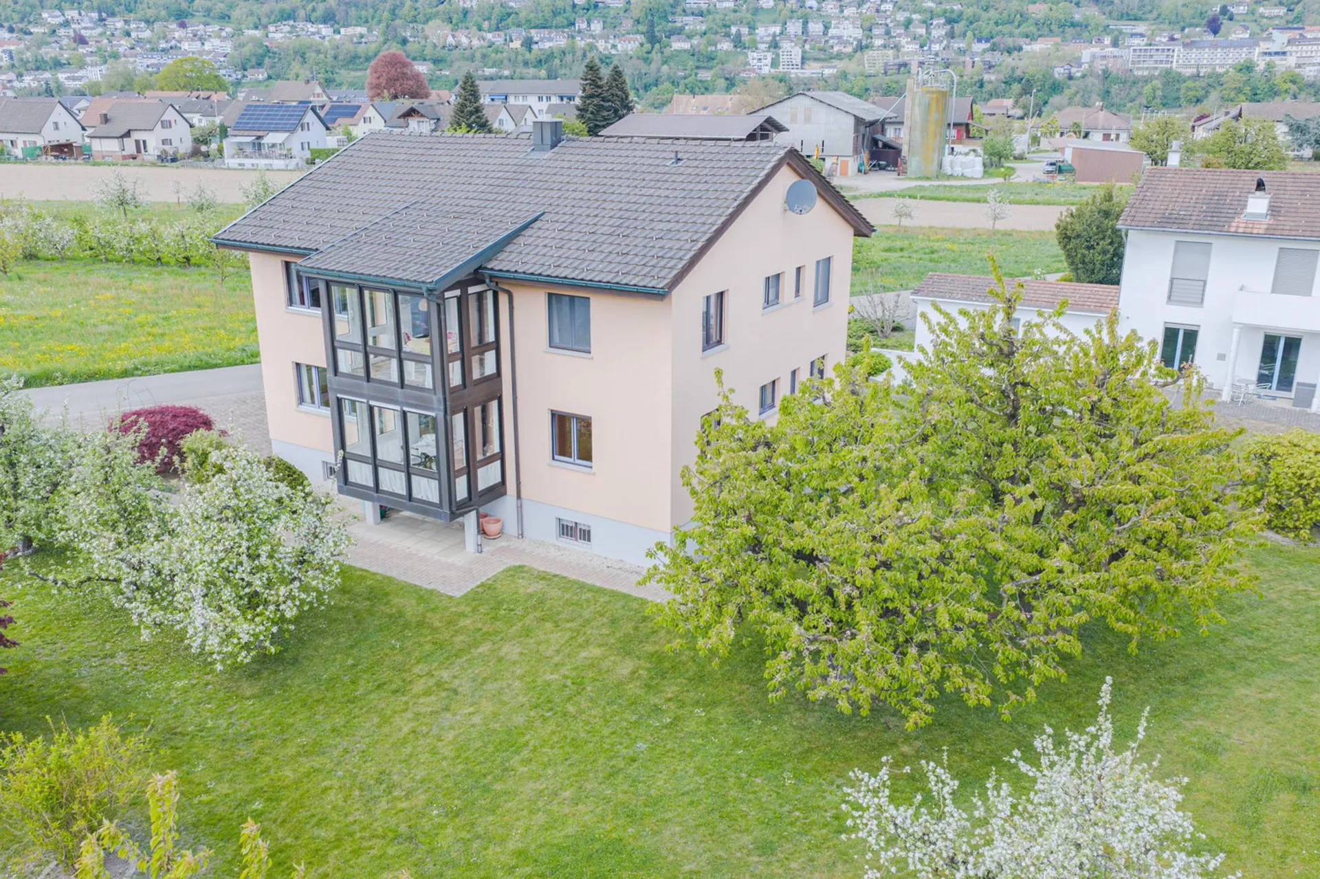 Wohnen mit Weitblick  gepflegtes Zweifamilienhaus im Grünen