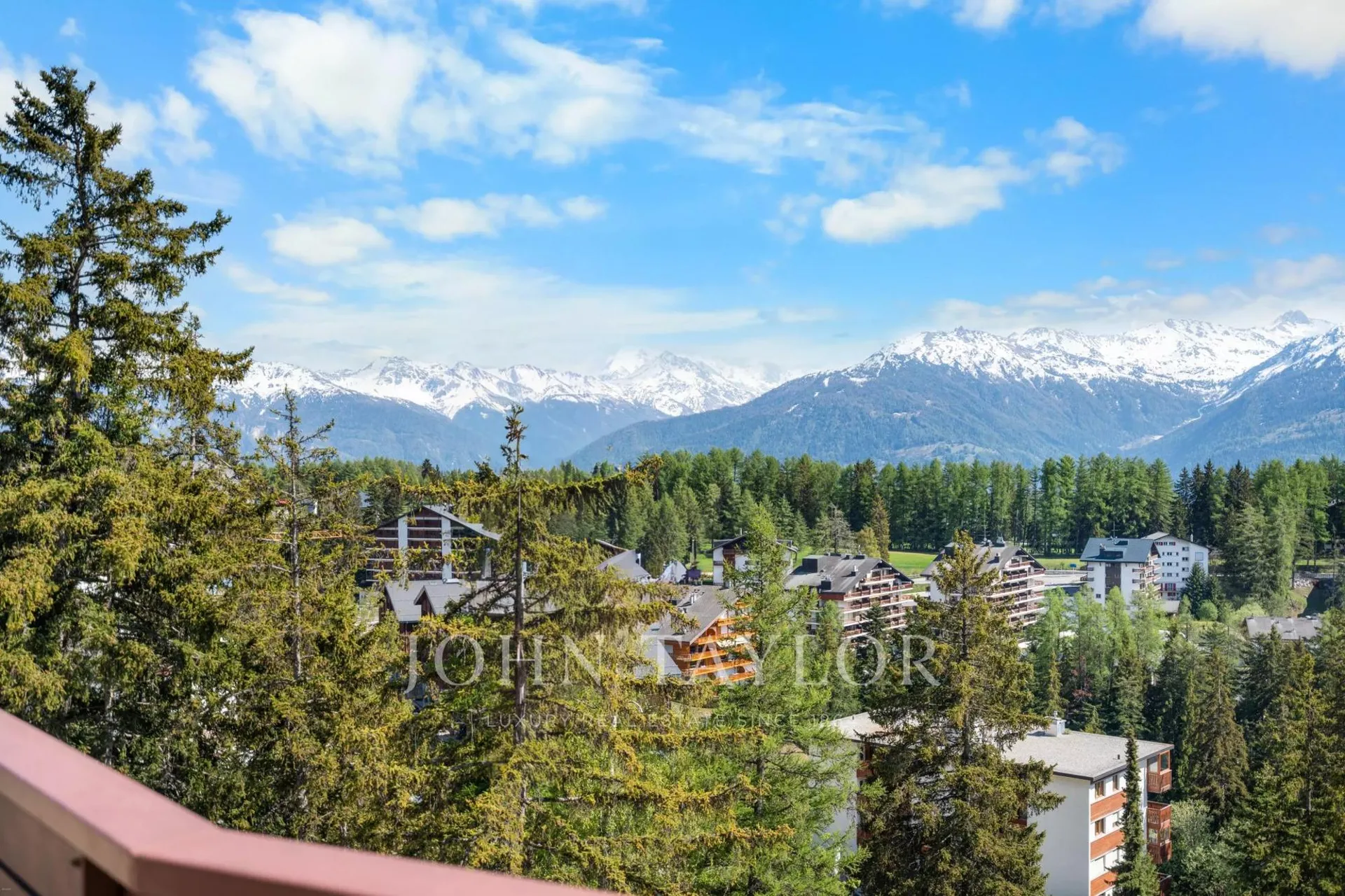 Attique lumineux avec terrasse panoramique de 93 m², studio indépendant et vue imprenable