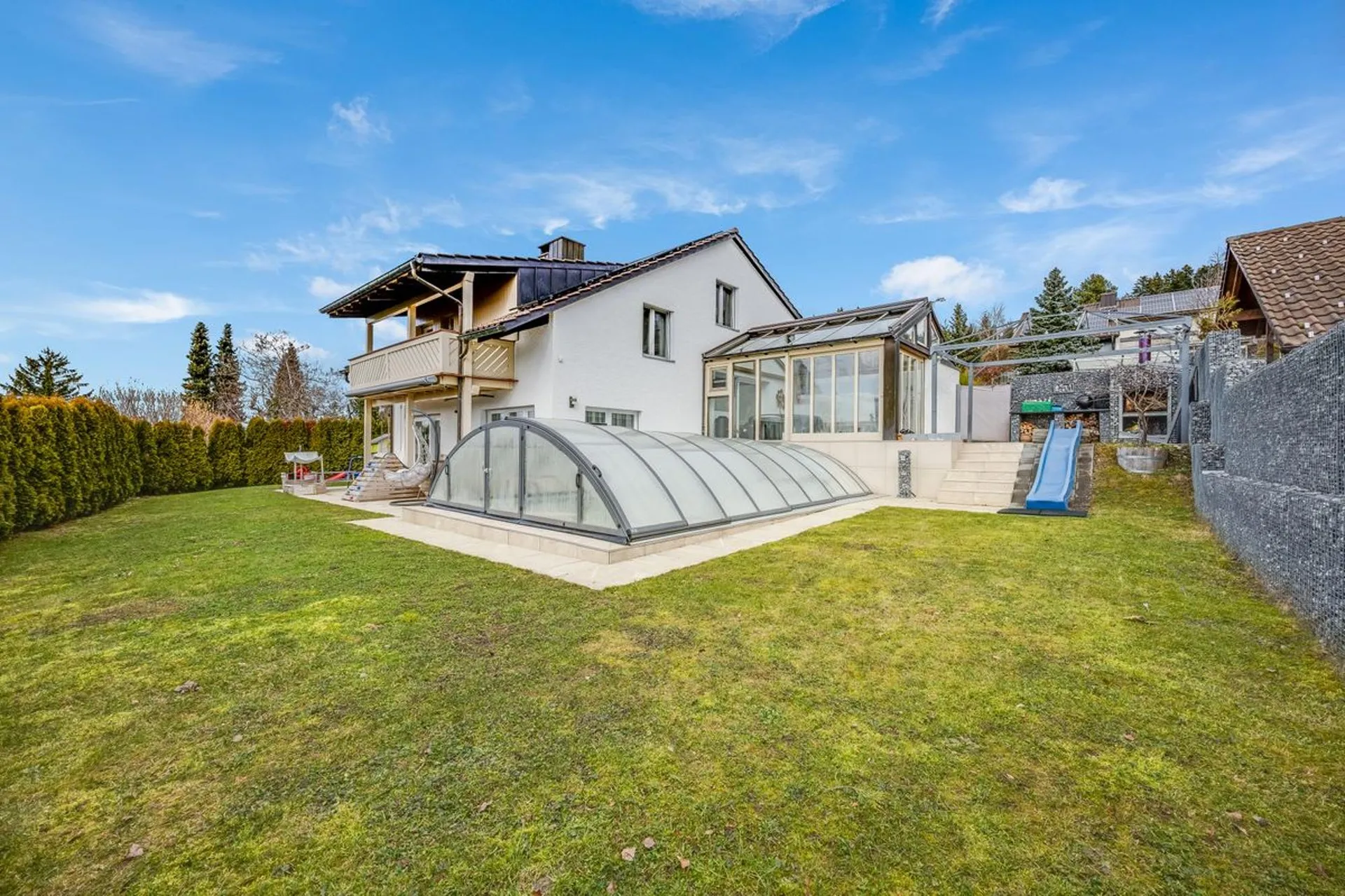 Rareté dans un excellent emplacement avec piscine, jardin d'hiver et lounge de grill fraîchement rénové