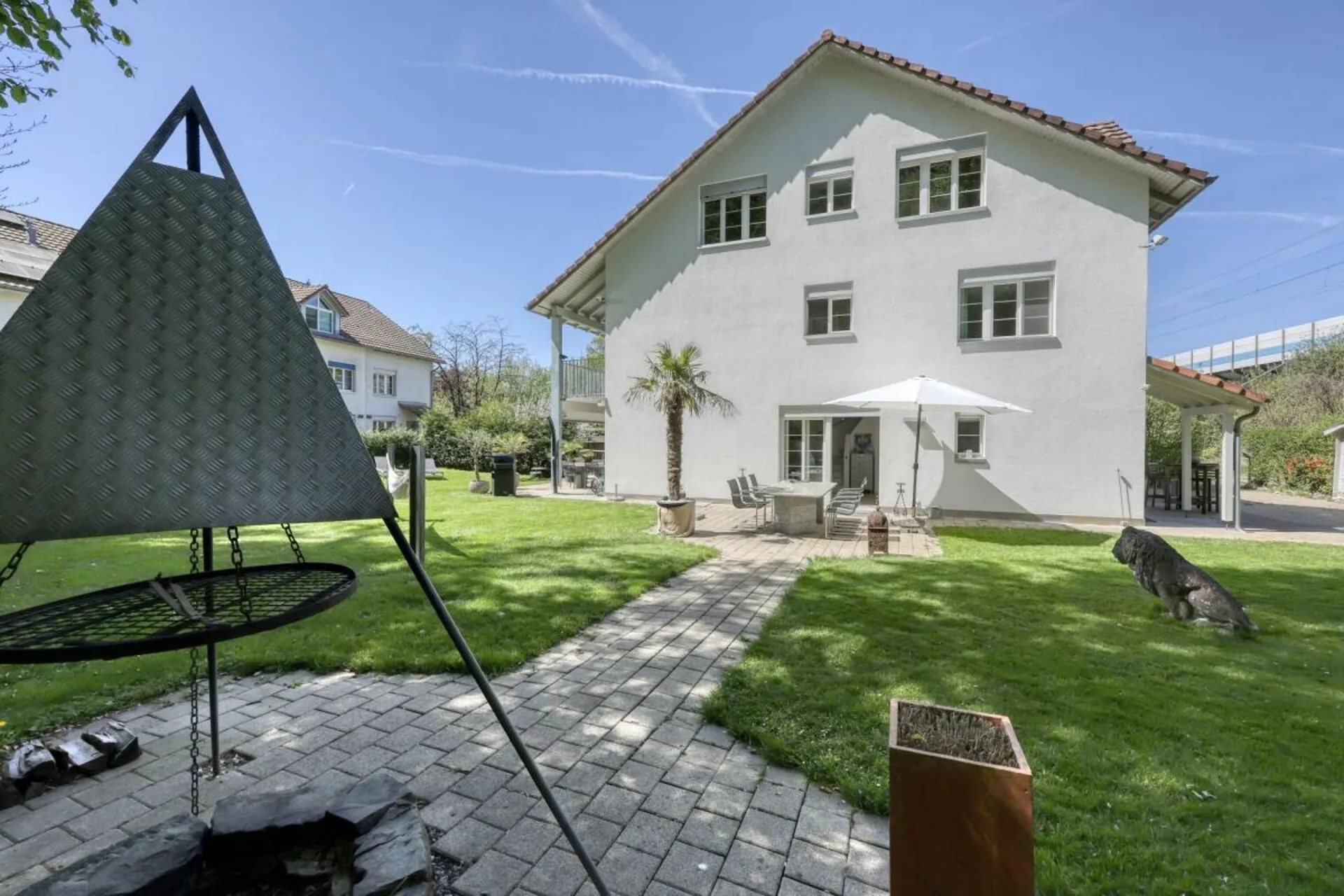 Casa a schiera di 5,5 locali adatta alle famiglie con ambiente idilliaco e potenziale di ampliamento