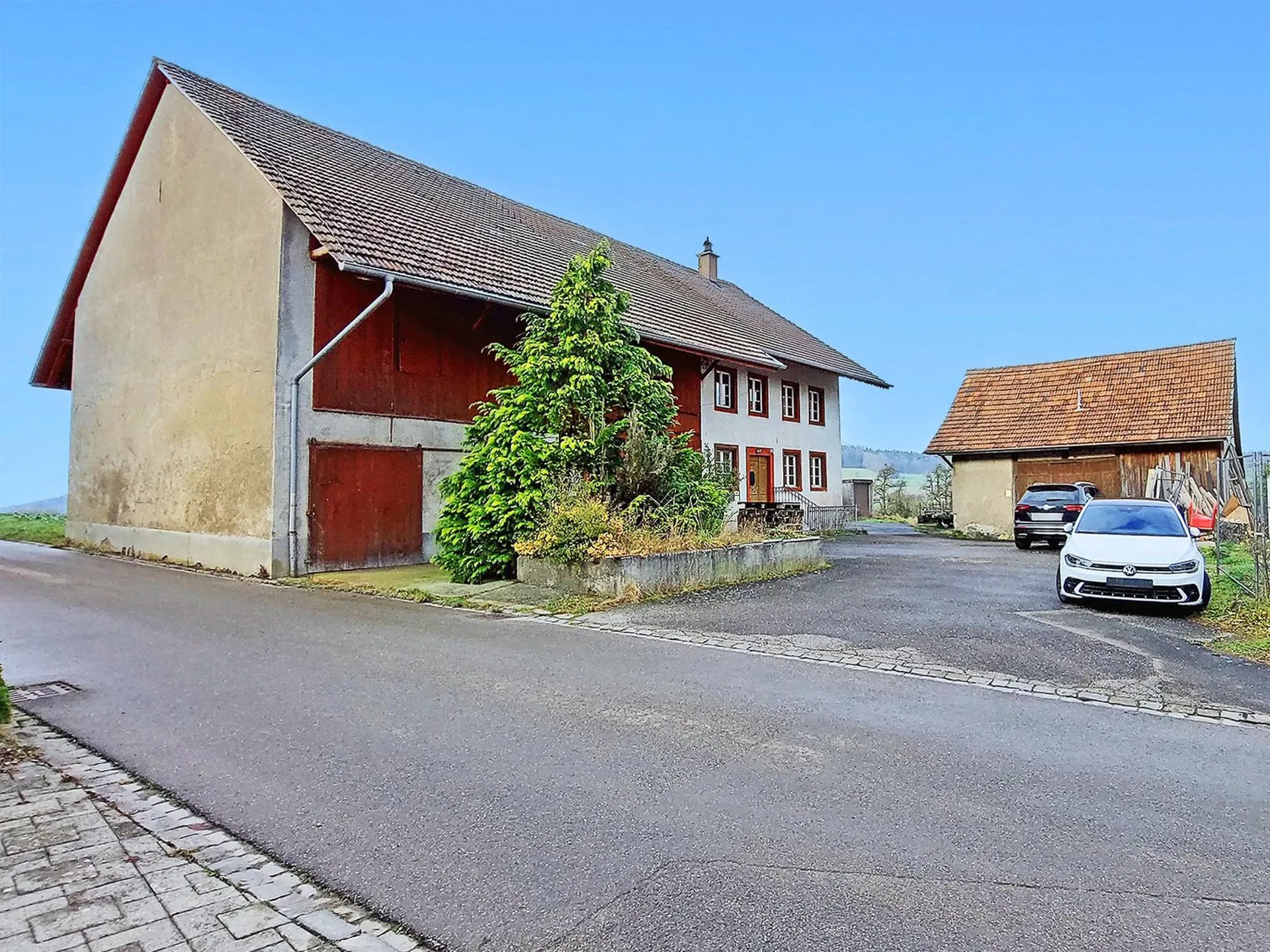 Casa residenziale con parte economica e fabbricato accessorio