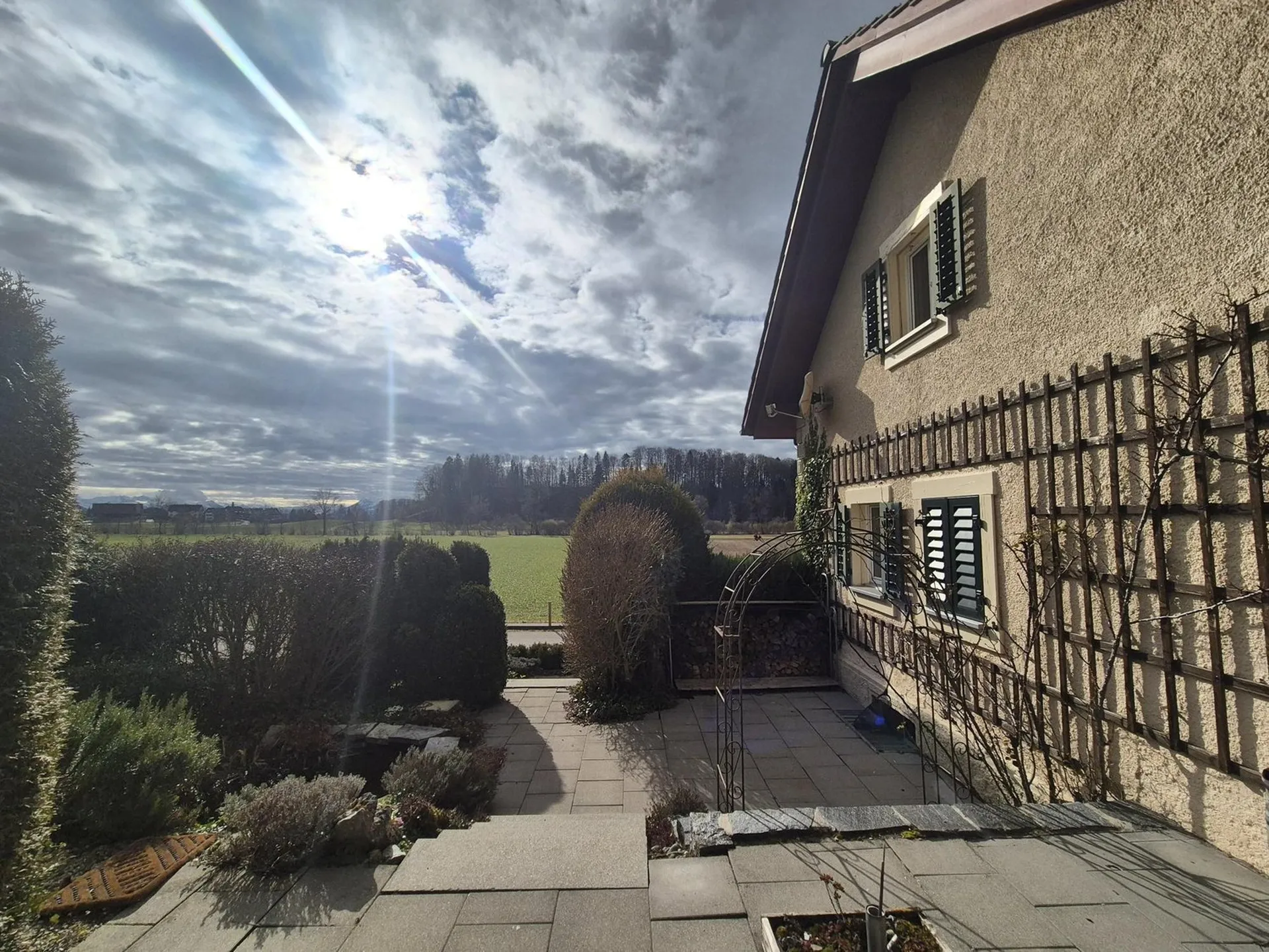 Casa unifamiliare indipendente con giardino da sogno e molta privacy vicino al lago