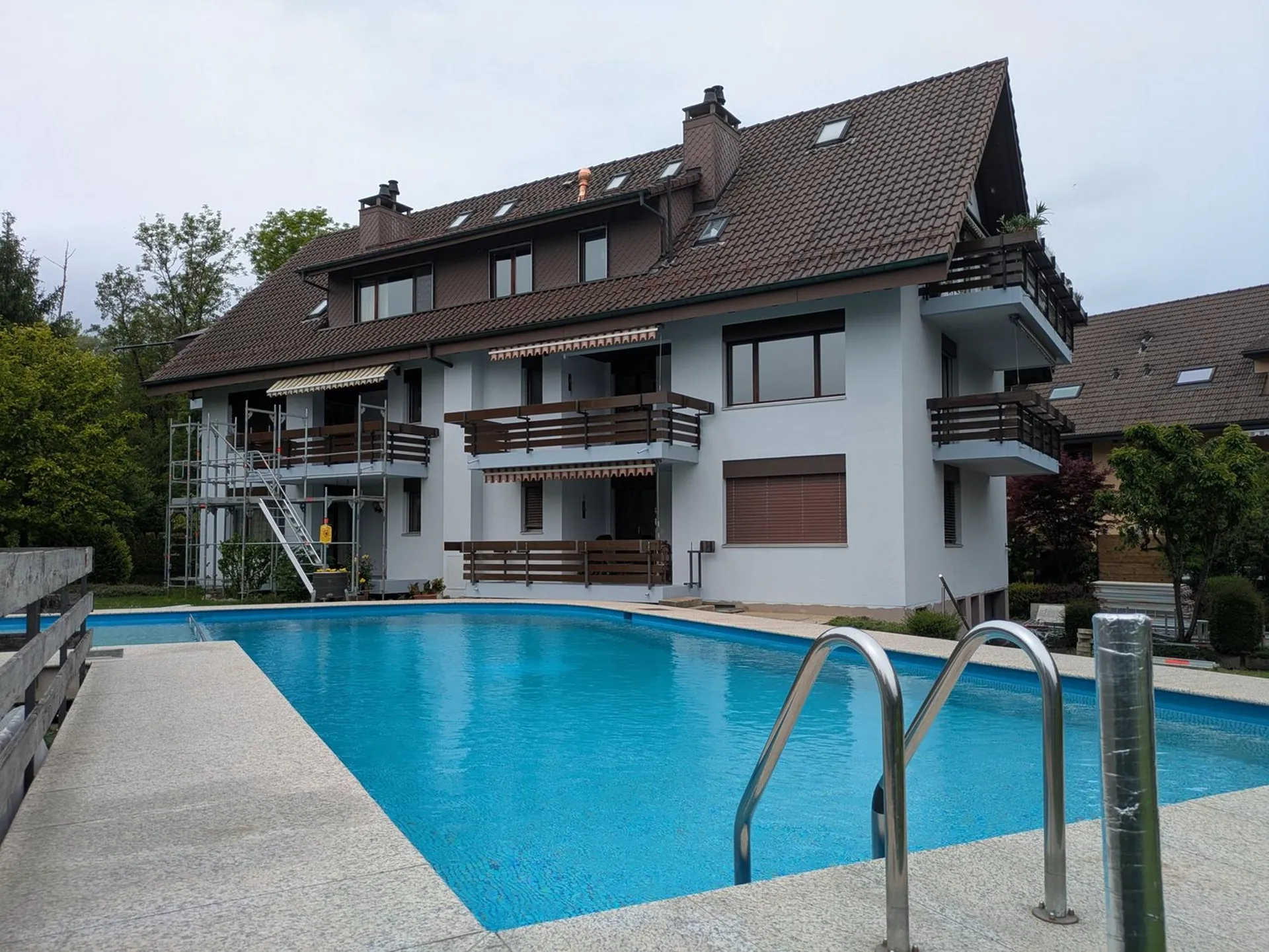 Charmant appartement 3 pièces avec piscine/sauna communautaire et garage à Dotzigen