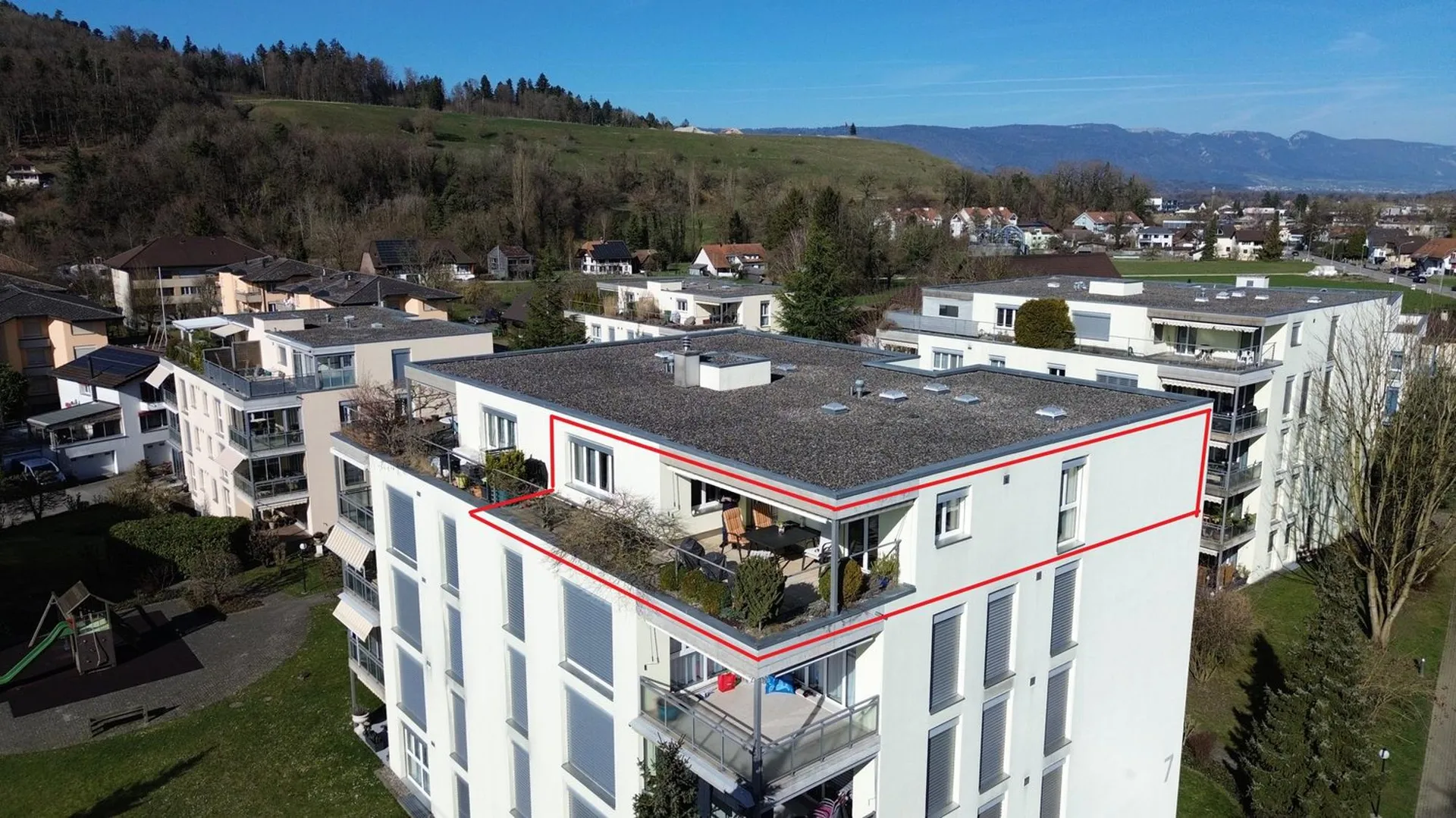 Appartamento mansardato di 4,5 locali soleggiato con grande terrazza e posto auto nel garage sotterraneo.