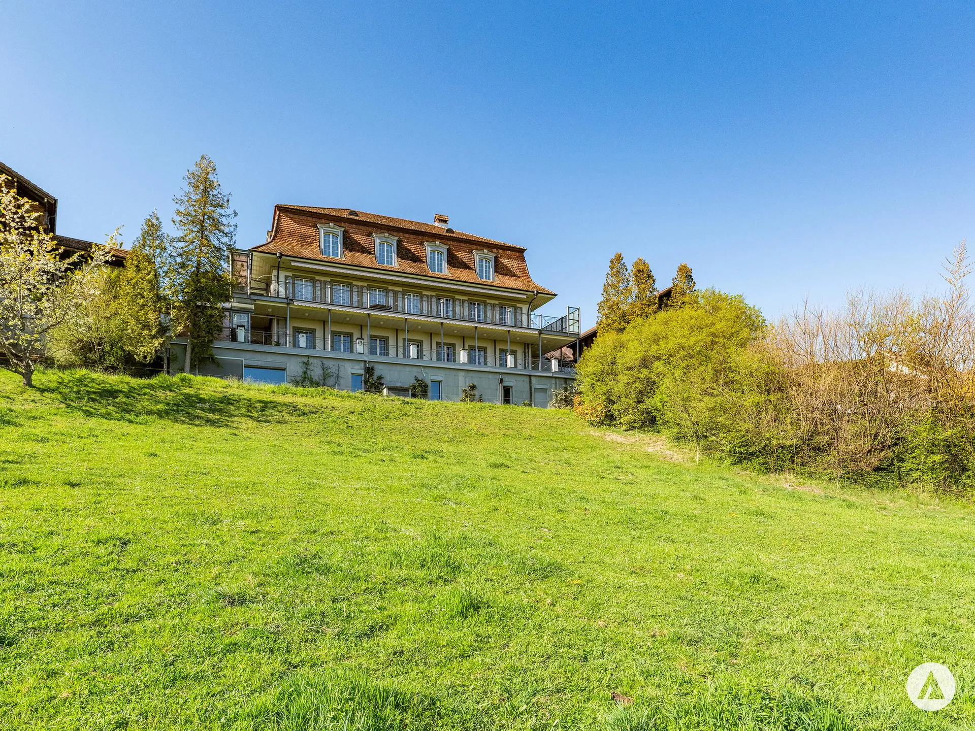 Königlich leben: Landhausvilla mit Bauparzelle