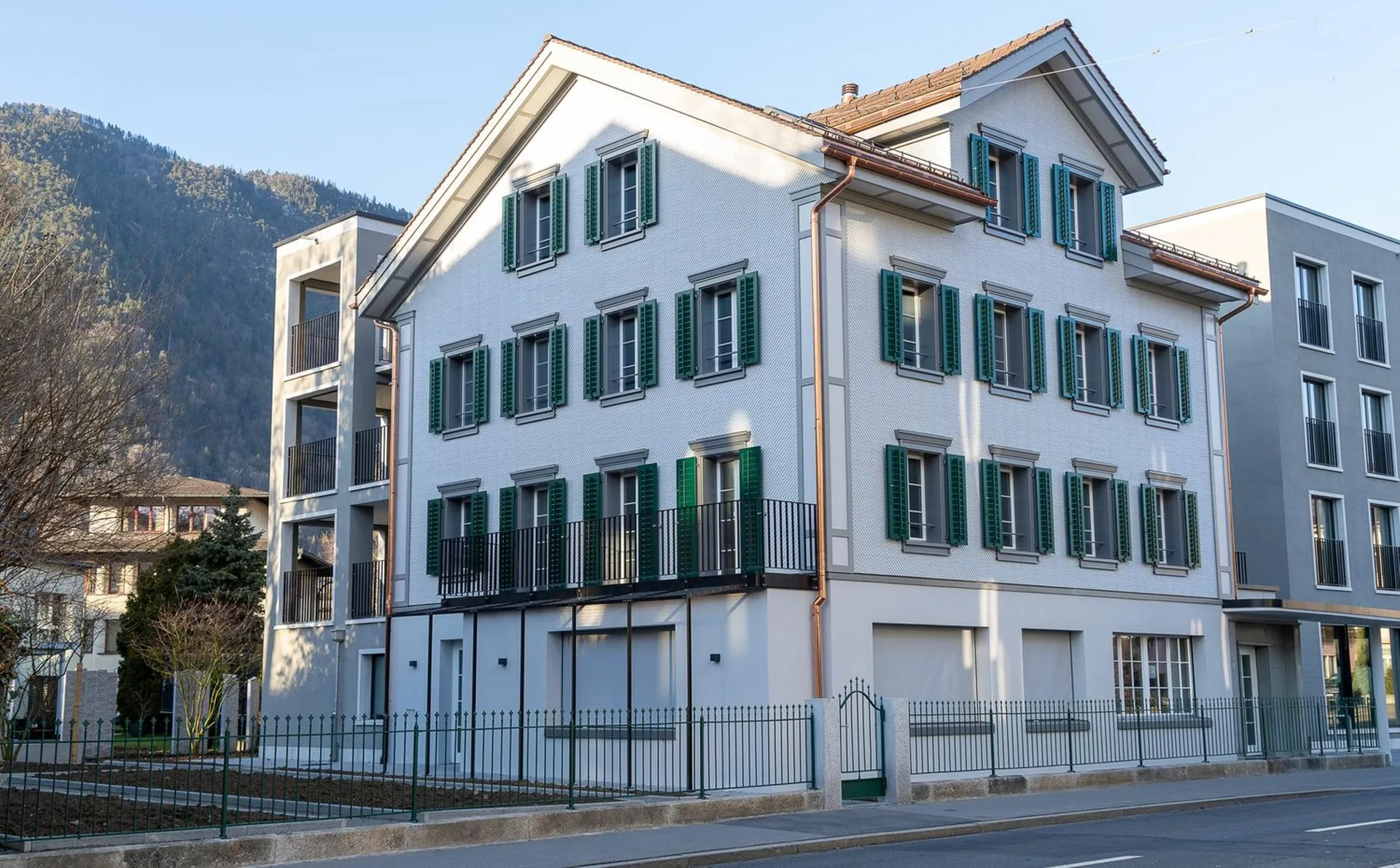 moderne 3 ½ Zimmer Dachwohnung an bester Lage in Brunnen SZ