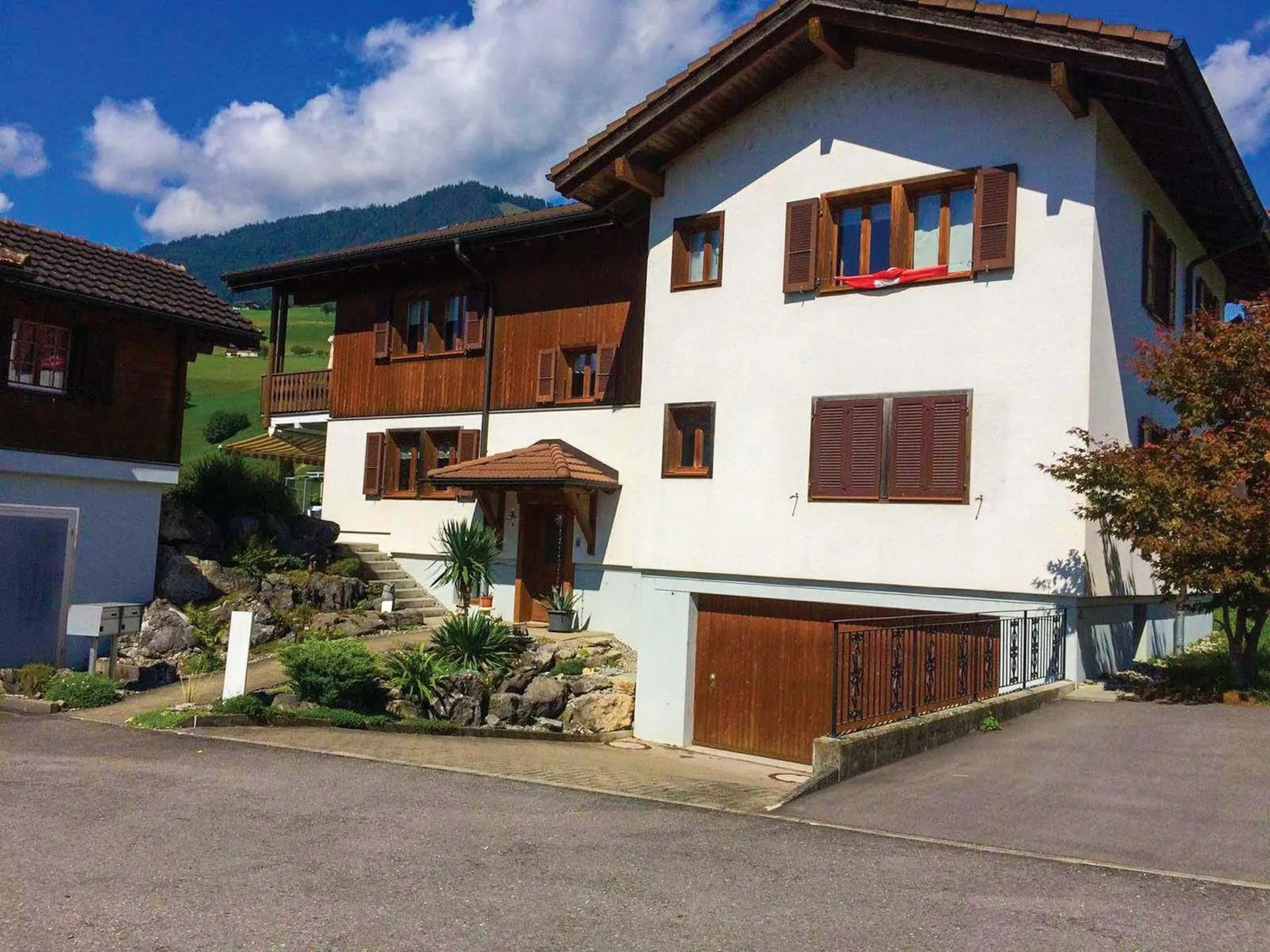 Abitare esclusivo a Sarnen – Casa a due famiglie in stile chalet a Kägiswil