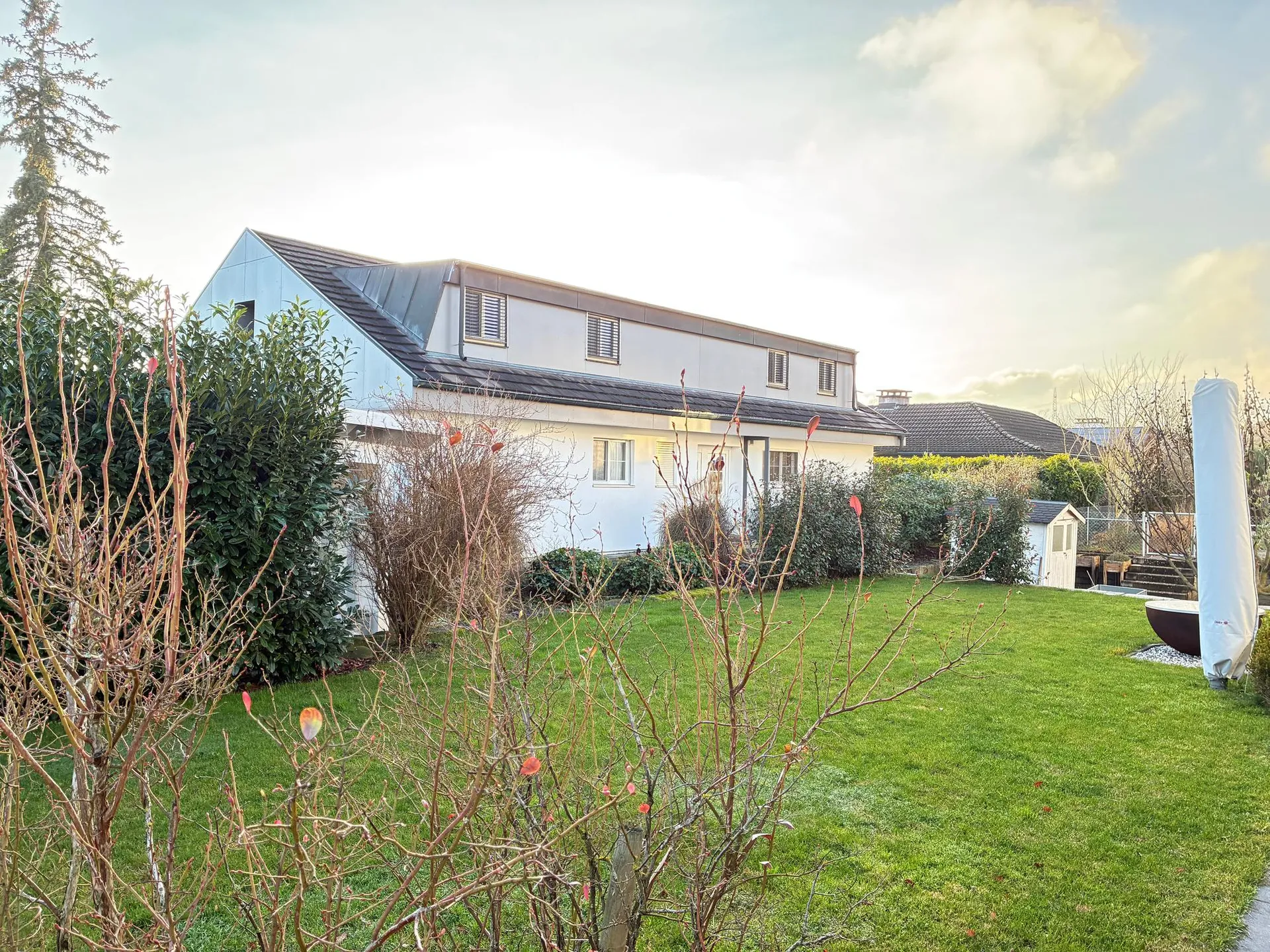 Grosszügiges 6.5-Zimmer-Einfamilienhaus mit Pool in Stüsslingen