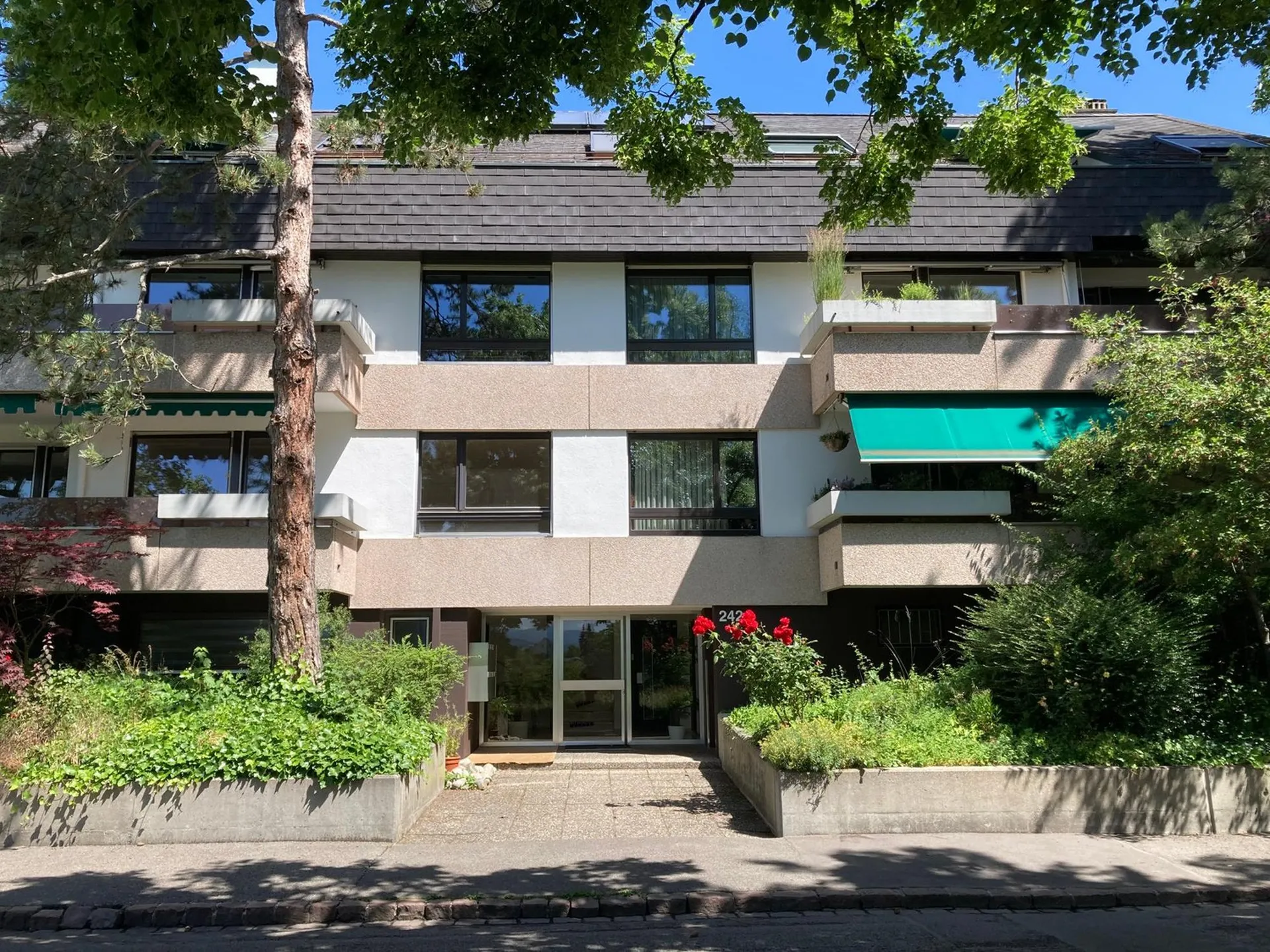 Grosszügige 5-Zimmer-Wohnung mit Garage an exklusiver Lage auf dem Bruderholz