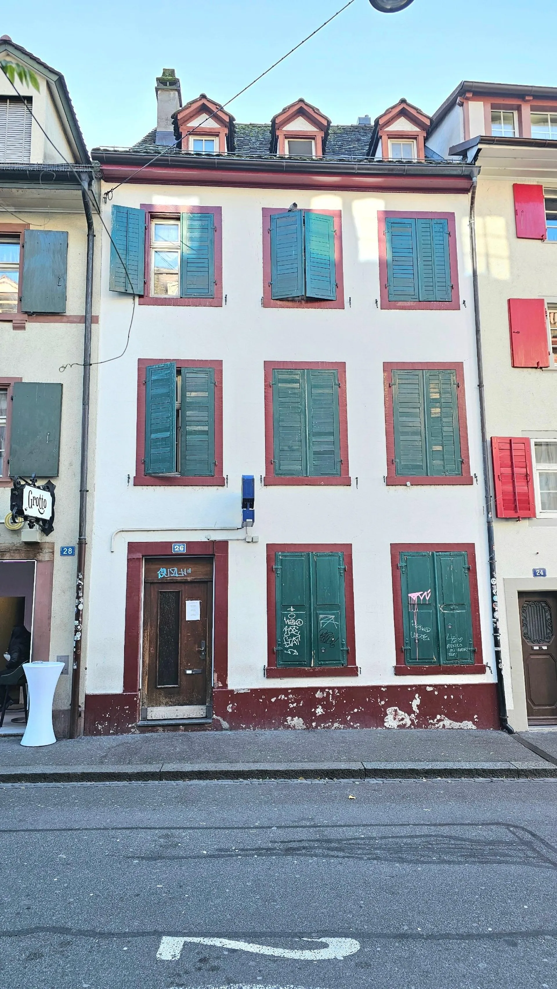 Zentrale Bestlage: Mehrfamilienhaus mit 4 Wohnungen und Bar / Restaurant