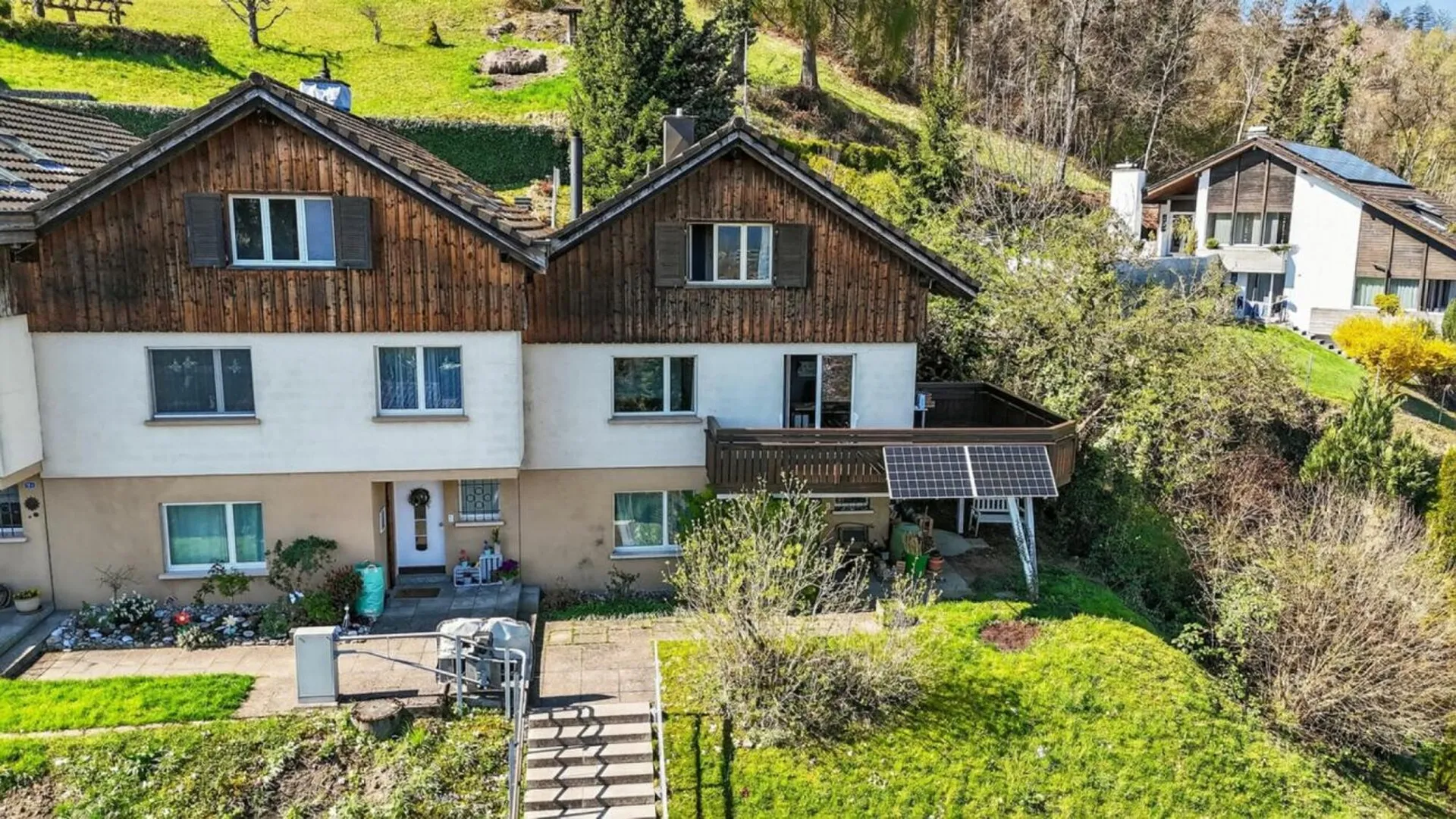 Eckreihenhaus mit unverbaubarer Aussicht, grosszügigem Balkon, erhöhter Lage und viel Privatsphäre