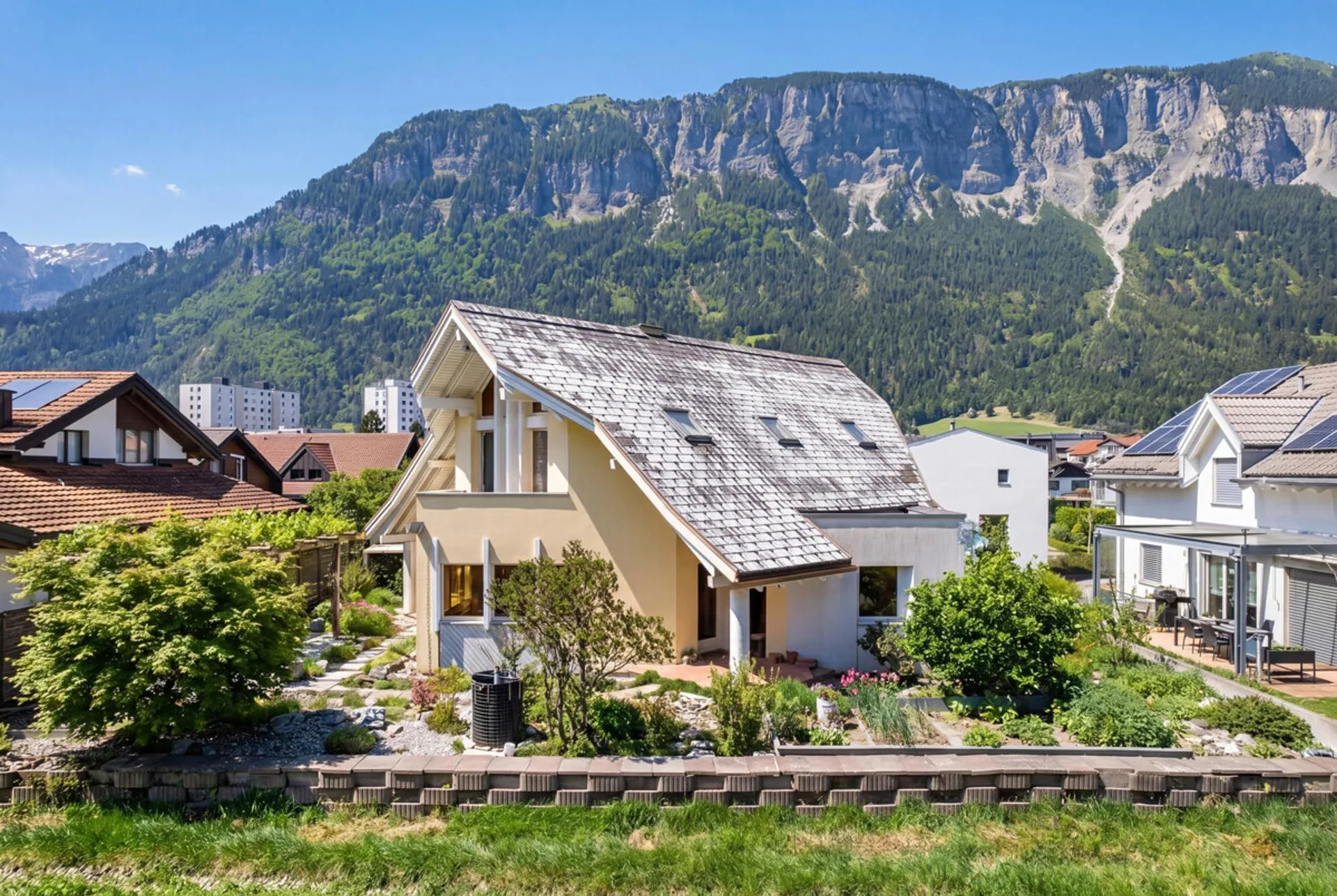 Domat/Ems: Casa unifamiliare con molto spazio e possibilità
